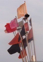 Markeringsflaggor i vinden på fiskebåt
